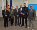 Bild: Fischer
Die für ihre langjährige ehrenamtliche Tätigkeit ausgezeichneten Weidener (von links) Christa Grundler, Erika Brandl, Klaus Fischer und Georg Arnold (rechts) mit Ministerpräsident Markus Söder und Weidens Bürgermeister Lothar Höher (Dritter von rechts).