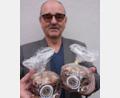 Bild: usc
Lebkuchen bietet der Lions-Club Amberg-Sulzbach in der Vorweihnachtszeit an. Durch den Kauf unterstützen die Kunden soziale Projekte in der Region.