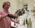 Bild: Dobler
Weinexperte Michael Walz (links) nutzt die Schwandorfer Volkshochschule, mit Kursen seine Liebe zu Qualitätsweinen zu verbreiten. Die Nachfrage nach seinen Tastings ist enorm, die Teilnehmer kommen von weit her.