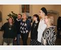 Bild: prh
Die Tutorinnen Carla Patenge, Addie Bolchovitinov und Luise Hiller sowie Irene Fritz, Projektbetreuer Martin Filchner und Fotografenmeisterin Claudia Köppel (von rechts) betrachteten bei der Ausstellungseröffnung die gelungenen Fotodrucke.