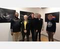 Bild: Barbara Bannert/exb
Pfarrer Dr. George Emeka Oranekwu (von links) und José Agüeras sowie Manfred Berndt (von links) und Bürgermeister Klaus Meyer mit Fotograf Richard Berndt (Mitte) vor Werken der Ausstellung „Lichtbilder“.