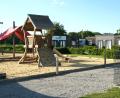 Bild: Hirsch
Der Spielplatz und die Container des Zweckverbandes im Hintergrund müssen weichen. An dieser Stelle errichtet die InMotion Park GmbH eine Veranstaltungshalle.