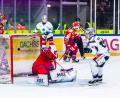 Bild: Tobias Neubert
Marat Khaidarov (rechts) trifft in dieser Szene zum ersten Mal im Trikot der Blue Devils Weiden zur zwischenzeitlichen 3:1-Führung.