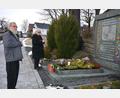 Archivbild: jr
Vilsbiburgs Stadtpfarrer Peter König (rechts) kennt Konnersreuth bestens aus seiner Schulzeit in Fockenfeld, hier am Grab der Resl mit Pfarrseelsorger Pater Benedikt Leitmayr, im Jahr 2021.