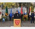 Bild: gf
Am Ehrenmal am Friedhofsberg waren die Fahnenabordnungen der Vereine und Verbände aufgezogen, als Erster Bürgermeister Stefan Frank der Opfer von Kriegen und Gewalt gedachte.