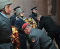 Bild: Wolfgang Steinbacher
Amberg Oberbürgermeister Michael Cerny (rechts) und Oberstleutnant Martin Hillebrand vom Logistikbataillon 472 legten die Kränze vor dem Kriegerdenkmal am Marktplatz nieder.