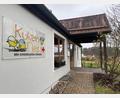 Bild: ge
Der BRK-Kindergarten "Kükennest" in Fürnried hat nicht nur viele Wasserschäden, sondern auch ein Drainage- und Kanalproblem. Jetzt wird gebaggert hinterm Haus.