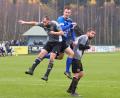 Bild: war
Martin Pasieka (blaues Trikot, beim Kopfball) brachte den SV Etzenricht gegen Grafenwöhr in Führung.
