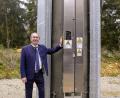Bild: StMWi
Hubert Aiwanger am neuen Mobilfunkmast in Breitenbrunn.