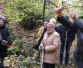 Bild: Hirsch
Gästeführer Peter Altnöder (rechts) holt die Zwistel aus der Tasche und schleudert einen Stein in die Schlucht, in der einst Fritz Gebhardt "Indianer" gespielt hat. Es war inzwischen seine achte Stadtführung zum Thema "Winnetou in Bayern".