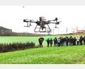 Bild: Portner
Säen ohne Traktor und Sämaschine: Die Drohne fliegt bei der Schauübung über den Acker mit Zwischenfrucht-Anbau im Oberviechtacher Ortsteil Hof.