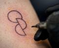 Symbolbild: Fabian Sommer/dpa
Bei einer Aktion der Organisation "Junge Helden" lässt sich eine Person ein Organspende-Tattoo stechen. Auch der Patientenbeauftragte der Staatsregierung, Thomas Zöller (Freie Wähler), will sich tätowieren lassen.
