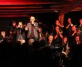 Bild: prh
Gedränge auf der Tennen-Bühne. Die beiden Mundartpoeten und Musiker Hubert Treml und Franz Schuier beim gemeinsamen Konzert mit der "King-Size-Bigband" auf dem Schafferhof, bei der auch eine Hommage an Neuhaus Premiere hatte.
