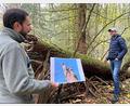 Bild: Armin Hofbauer/AELF Regensburg-Schwandorf/exb
Revierförster Jörg Maderer (links) hat Waldbesitzer Wolfgang Steiniger geraten, Totholz ( im Hintergrund) und Biotopbäume für zwölf Jahre im Wald zu belassen.