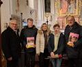 Bild: Sandra Bachmeier 
Thomas Ebnet (von links; Vorsitzender vom Verein "Hoffnung für Menschen e.V."), Wolfang Göldner (Veranstalter), Heidi Reil (Sängerin), Philipp Roher (Instrument), Lothar Höher (Bürgermeister und Schirmherr) nach dem MuT-Benefizkonzert in St. Sebastian.