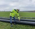 Bild: zre
Diese Rohre, auf die Tiefbauer Andreas Finkes von Tennet zeigt, liegen bald nahe Niederarling (Gemeinde Ebermannsdorf) unter der Erde. In die Rohre kommen dann die Stromkabel des Süd-Ost-Links.