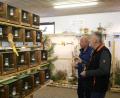 Bild: egl
Bürgermeister Roland Strehl (links) und der Vorsitzende der Vogelfreunde, Karlheinz Loos, machen einen Rundgang durch die Ausstellung.