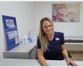 Bild: Landratsamt Neustadt a.d.Waldnaab / Sabrina Winderl
Die medizinische Fachangestellte Birgit Lanzl in der "NEW SmartMed"-Praxis in Pleystein. Sie ist das Gesicht des Projekts.