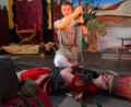 Bild: Kunz
Der Riese Goliath (Daniel Pausch) ist geschlagen. Der Hirtenjunge David (Paula Wenz) hat den Anführer der Philister mit einer Steinschleuder zu Fall gebracht.