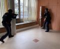 Bild: Polizeiinspektion Tirschenreuth/exb
Im Zuge der Sonderübung im Tirschenreuther Kreisjugendamt läuft ein Polizist mit der Maschinenpistole im Anschlag auf eine von seinen Kollegen geöffnete Tür zu.