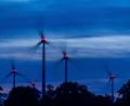 Bild: Jens Büttner
Sechs Windräder in der blauen Stunde (fotografiert mit längerer Belichtungszeit). Auch im Hirschwald sollen bald mehrere Windkraftanlagen errichtet werden.