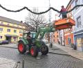 Bild: Portner
Das Bauhof-Team befestigt die Weihnachtsgirlanden in der Innenstadt von Oberviechtach.