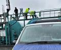 Bild: Zollfahndungsamt München/dpa
Zollfahnder ermitteln in einem Fall, bei dem 37 Millionen Liter Schmieröl zweckwidrig und unversteuert als Dieselkraftstoff verkauft worden sein sollen. Die Ermittler gehen von mindestens 18 Millionen Euro an Energiesteuer aus, die dem Staat entgangen sind. Unter den Beschuldigten befindet sich auch ein Amberger Unternehmer.