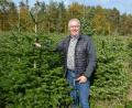 Bild: jr
Bernhard Waidhas inmitten seiner Christbaumkultur auf seinem Anwesen in Kleinbüchlberg. 2015 hat er hier die ersten Pflanzen gesteckt, jetzt nach neun Jahren gibt es eine erste Ernte.