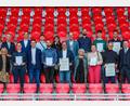 Bild: Uwe Moosburger/altrofoto.de
Die besten Auszubildenden des IHK-Prüfbezirks Amberg-Sulzbach erhielten im Regensburger Jahnstadion ihre Urkunden. Mit auf dem Bild sind auch Vertreter der IHK und der jeweiligen Ausbildungsbetriebe zu sehen.