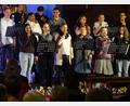 Bild: Houschka
Die Franziskus-Band aus Kempten gab ein Gastspiel in der Dürnsrichter Pfarrkirche. Geleitet wurde sie von dem aus Wolfring stammenden Matthias Heimler (links), der gleichzeitig auch die 1988 von ihm mit gegründete Fensterbacher Gruppe Charisma musikalisch präsentierte.