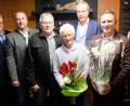 Bild: do
Mit Blumen und dem Glaspokal der Stadt ehrt Bürgermeister Marcus Gradl (Zweiter von rechts) die Eschenbacher Sportlegende Hannelore Ott. Viel Anerkennung erhielt auch Ehemann Karl (Vierter von links). Es gratulieren (von links) Michael Brüchner, Udo Müller, Bernd Miedl, Harald Olschner und Dominik Klüter.
