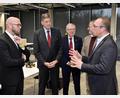 Bild: Fotostudio Schwarz/exb
Uli Götz (rechts), Leiter des Schwandorfer Bildungszentrums, stellt den Gästen – hier zusammen mit Staatsminister Fabian Mehring, Handwerkskammer-Präsident Georg Haber, Handwerkskammer-Hauptgeschäftsführer Jürgen Kilger und Schwandorfs Oberbürgermeister Andreas Feller (von links) – die technische Ausstattung des Zentrums für digitale Gebäudetechnik vor.
