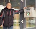 Bild: Josef Glas
Bürgermeister Ludwig Gürtler zeigt den Standort des Defibrillators am Eingang des Schulgebäudes.