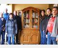 Bild: no
Auf eine rege Nutzung des neuen Bücherschranks hoffen (von links) die Initiatorin Petra Pinzer, Matthias Pinzer, Petra Wagner, Willi Pickel, Rektorin Gabi Pirner, Zweiter Bürgermeister Benjamin Hiltl und Gemeindearbeiter Manfred Luber.