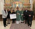 Bild:  Stephan Weiß
Ein nicht alltägliches Bild aus der Pfarrkirche St. Georg in Amberg: Michael Suttner, Franz Hirmer und Maria Paulus (von links) überreichen Bischof Czeslaw Kozon (Mitte) aus Kopenhagen im Beisein von (weiter von links) Pfarrer Markus Brunner, Michael Koller und Franz Eller einen Scheck.