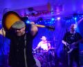Bild: Kunz
Spektakuläre Pose: Jan Stehlík spielt die Gitarre rücklings im Nacken.