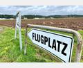 Bild: Gabi Schönberger
Verpachtung? Verkauf? Sonderlandeplatz? Noch ist nicht entschieden, wohin die Reise für den Flugplatz Latsch geht. Nur eins ist sicher: die Stadt möchte den Flugplatz behalten, aber die Kosten senken.