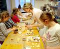 Bild: do
Mit einem großen Andrang ist wieder in der "Weihnachtsbäckerei" zu rechnen. Unter Anleitung von Hauswirtschaftsmeisterin Jutta Bundscherer dürfen die Kinder nach Herzenslust Plätzchen backen.