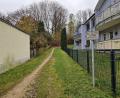 Bild: Tobias Gräf
Über diesen Fußgänger-Schotterweg könnten die Einbrecher in der Nacht schnell laufend geflohen sein. Der Pfad verbindet den Parkplatz Bayreuther Straße mit der Renner-Seitz-Straße, wo Anwohner in der Tatnacht verdächtige Geräusche hörten.