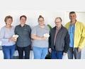 Bild: Petra Kummer/exb
Der Erlös der Tombola der Tremmersdorfer Gaststätte Schmid ist im HPZ Irchenrieth übergeben worden. Von links nach rechts: Brigitte Krause, Hildegard Schmid, Barbara Meyer, Andreas Steinl und Max Hohlrüther.