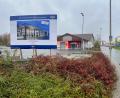 Bild: Gabi Schönberger
Das Schild kündigt es schon seit einer Weile groß an: In der Robert-Bosch-Straße wird am Standort des ehemaligen Netto-Marktes (links) eine Aldi-Filiale entstehen, nachdem Netto rechts daneben neu gebaut hat. Wie Aldi Süd bestätigt, wird die jetzige Aldi-Filiale in der Unteren Bauscherstraße hierher in den Neubau umziehen.
