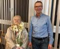 Bild: mfh
Bürgermeister Peter Achatzi verabschiedet Gertraud Kasper als Seniorenbeauftragte.