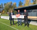 Bild: Harald Zottmeier/exb
3025 Euro Erlös für den SV Steinmühle erzielt hat ein Crowdfunding-Projekt der Geschäftsstelle Mitterteich der Volksbank Raiffeisenbank Nordoberpfalz. Den symbolischen Scheck nahm Vereinsvertreter Franz Faltenbacher (Mitte) von Privatkundenberater Christian Schels (links) und Regionalmarktleiter Harald Zottmeier (rechts) in Empfang.