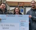 Bild: Petra Hartl
Die Käfer-Apotheken spenden jedes Jahr Geld für den sozialen Zweck. Die Summe beträgt 2000 Euro und geht dieses Jahr an die KjG St. Marien Amberg; (von links): Frederik Strobl (Käfer-Apotheken), Paul Hofmann (KjG St. Marien) und Anja Dotzler (KjG St. Marien).