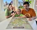 Bild: Neugirg/exb
Verena, die Töchter Helena und Matilda und Fabian Neugirg (von links) fühlen sich in Nordschweden sehr wohl. Fabian designt Landkarten aus dem Landkreis Tirschenreuth und der Oberpfalz und gestaltet sie künstlerisch.