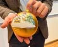 Bild: Andreas Hofmeister/exb
Ab sofort gibt es die Christbaukugel mit Schwandorfs Wahrzeichen – dem Blasturm – zu kaufen.