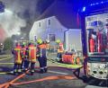 Bild: Josef Fischer/exb 
Mit Hilfe der Hirschauer Drehleiter bekämpften die Einsatzkräfte den Brand in einem Einfamilienwohnhaus mitten in Kohlberg von oben.