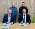 Bild: Tobias Reitmeier/exb
Die Bauvereinbarung ist unterzeichnet: Im Bild Bürgermeister Franz Grabinger und WWA-Leiter Mathias Rosenmüller (sitzend von links) zusammen mit Gerhard Brunner aus der Bauverwaltung der VG Schwarzenfeld und Bastian Praller, Projektleiter am WWA Weiden (stehend von links).