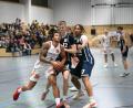 Bild: Tobias Schwarzmeier
Nabil Derman (am Ball) präsentiert sich zuletzt in guter Form. Nach dem Ausfall mehrerer "Bigs" hält er für die DJK unter den Körben die Stellung.