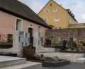 Bild: Susanne Forster
Das sind die Urnenstelen am Friedhof in Bärnau. In einer Stele befinden sich drei Fächer – ein Fach entspricht dabei einem Grabplatz.
